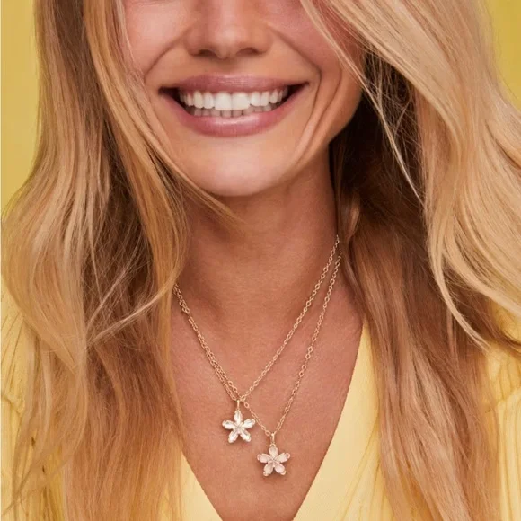Kendra Scott Elegant Gold Flower Pendant Necklace - Picture 1 of 2